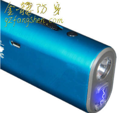 18、給自己準備一些自衛(wèi)的防身工具，像防身電擊器，防身噴霧，防身甩棍等，都是可以很好保護自己的一些防身武器。